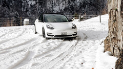 Het bereik van Teslas neemt het minst af in de winter (afbeelding: Severin Demchuk/Unsplash)