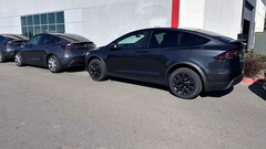 Nieuwe Stealth Grey vs oude zilveren Tesla kleuren (afbeelding: Pixlrage/Reddit)