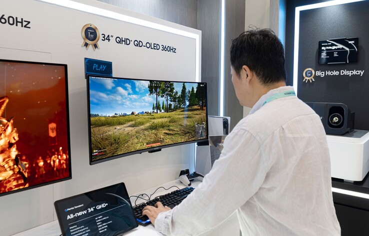Samsung toonde tevens twee QD-OLED-monitorpanelen met een verversingsfrequentie van 360 Hz: een 31,5-inch 4K-paneel en een 34-inch 21:9 ultrawide-paneel.