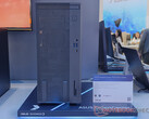 De ExpertCenter P700-serie heeft momenteel twee modellen. Afgebeeld: de P700 Mini Tower. (Afbeelding bron: Notebookcheck)