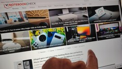 Het Lenovo Yoga Slim 7 Aura Edition aanraakscherm navigeert door, nou ja, aanraken... (Afbeelding bron: Darryl Linington - Notebookcheck)