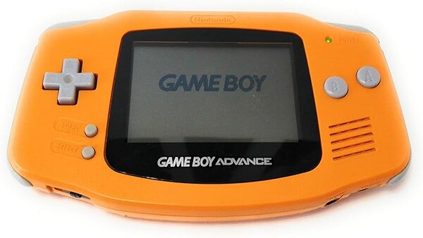 De Nintendo Game Boy Advance in de kleur oranje.