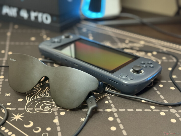 RayNeo Air 4 Pro aangesloten op een draagbare spelconsole