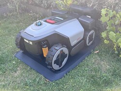 RockMow Z120 LiDAR in zijn oplaadstation