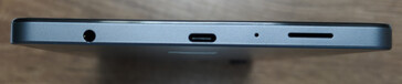 Onderkant: 3,5mm audiopoort, USB-C poort, microfoon, luidspreker