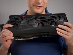 Alex Ziskind houdt de RTX 5090 GPU vast.