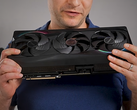 Alex Ziskind houdt de RTX 5090 GPU vast.
