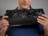 Alex Ziskind houdt de RTX 5090 GPU vast.