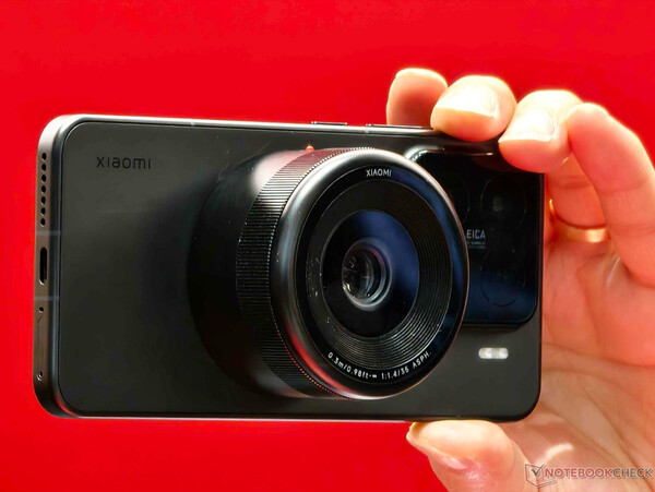 Xiaomi liet tijdens MWC 2025 in maart een prototype zien van een Modular Optical System met een 100 MP M4/3-sensor bevestigd aan een Xiaomi 15. (Afbeeldingsbron: Notebookcheck)