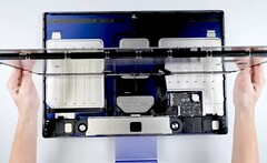 Het moederbord van de Apple iMac is ronduit klein vergeleken met de grootte van de behuizing. (Afbeelding: iFixit)