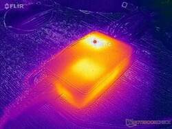 AC-adapter bereikt meer dan 48 C bij zware belastingen