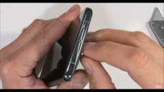De mysterieuze ventilatieopening van de OnePlus 11. (Bron: JerryRigEverything via YouTube)