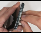 De mysterieuze ventilatieopening van de OnePlus 11. (Bron: JerryRigEverything via YouTube)