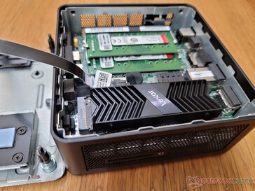 Host Intel NUC mini PC met Lexar NM800 schijf geïnstalleerd