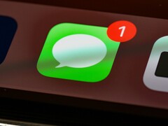 De Messages-app van Apple, waarvan het pictogram hiernaast is afgebeeld, voegt een nieuwe schakelaar toe waarmee de dicteerknop in het tekstveld kan worden verborgen.