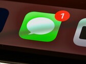 De Messages-app van Apple, waarvan het pictogram hiernaast is afgebeeld, voegt een nieuwe schakelaar toe waarmee de dicteerknop in het tekstveld kan worden verborgen.