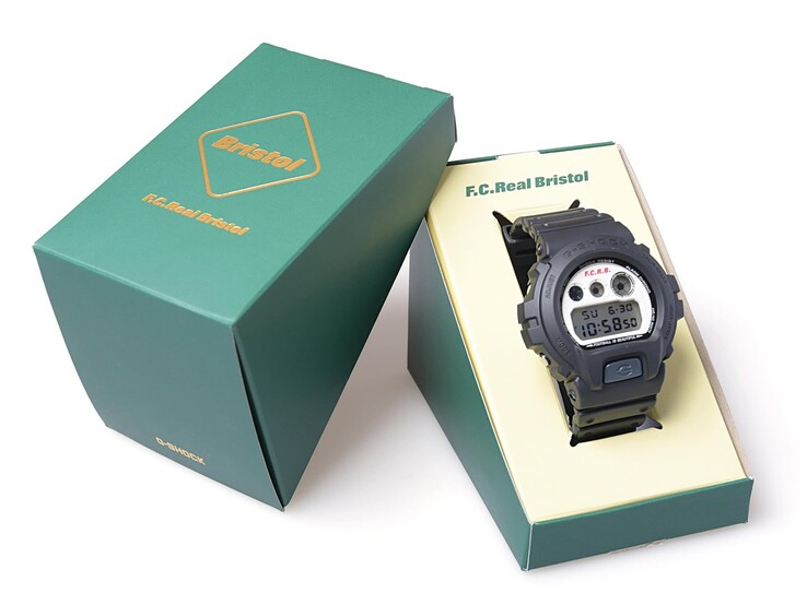 De Casio G-Shock x F.C. Real Bristol DW-6900 wordt gepresenteerd in een groene presentatiedoos met het gezamenlijke merklogo, met daarnaast de bijpassende buitenhoes.