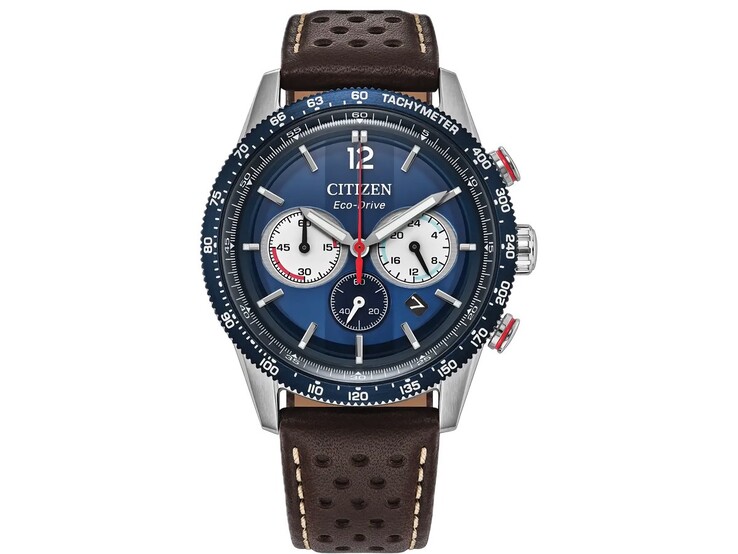 Citizen Chrono Racing CA4716-09L met een zilverkleurige roestvrijstalen kast, een blauwe tachymeterring, een donkerblauwe chronograafwijzerplaat met drie subwijzerplaten, rode accenten en een geperforeerde bruine leren band.