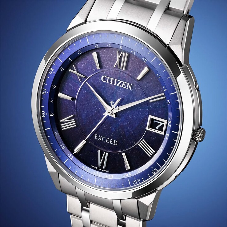 Een close-up van de diepblauwe wijzerplaat van de Citizen Exceed CB1140-79L, waarop de fijne glinstering en het getextureerde, op het bos geïnspireerde patroon zichtbaar zijn.