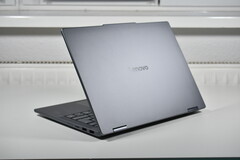 Voorzichtig met de betaalbare variant: Convertible laptop Lenovo IdeaPad 5 2-in-1 toont risico's van goedkopere configuraties (afgebeeld: Lenovo IdeaPad 5 2-in-1 14AKP10, afbeeldingsbron: Benjamin Herzig/Notebookcheck)