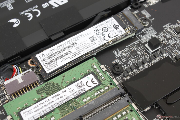 Twee interne M.2 PCIe 3.0 x4-sleuven met RAID 0-compatibiliteit. De schijf zal verschillen afhankelijk van de reseller. Xotic PC heeft ons toestel uitgerust met een high-end WD SN730 NVMe SSD die sequentiële lees- en schrijfsnelheden ondersteunt tot 3400 MB/s en 3100 MB/s, respectievelijk