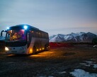 Een bus geparkeerd in een besneeuwd gebied (Afbeelding bron: Juan Encalada via Unsplash; bijgesneden)