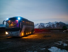 Een bus geparkeerd in een besneeuwd gebied (Afbeelding bron: Juan Encalada via Unsplash; bijgesneden)