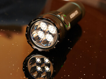 Vier LED's als één lichtbron, hier in maanlichtmodus. (Foto: Andreas Sebayang/Notebookcheck.com)
