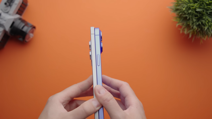 Galaxy S25 Edge vs iPhone 16 Plus dikte. (Afbeeldingsbron: Versus op YouTube)