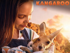 Lily Whiteley als Charlie met een geredde joey (Beeldbron: Flixster)