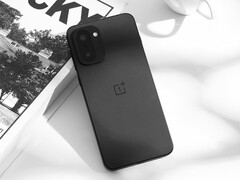 De Ace 6T wordt op de wereldmarkt gelanceerd als de OnePlus 15R. Afgebeeld: de zwarte kleurvariant van de telefoon. (Afbeeldingsbron: 瘦子說 via OnePlus)