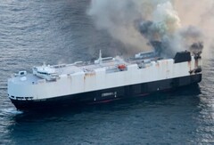 Vrachtschip Morning Midas in brand 300 mijl (482,8 kilometer) ten zuiden van Adak, Alaska (Beeldbron: U.S. Coast Guard)