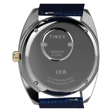 Achteraanzicht van de goudkleurige Timex Q 1976 Day and Date, met het roestvrijstalen achterdeksel, het batterijvak en de aanduiding voor waterbestendigheid tot 50 meter.