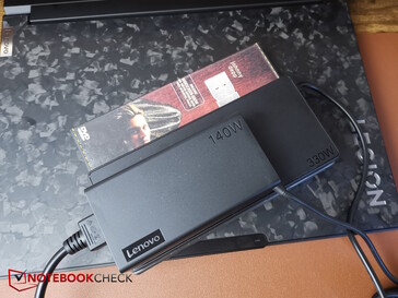 De kleinere 140-watt USB-C voeding