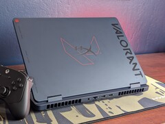 De HyperX Omen 16 Valorant Edition ziet er geweldig uit, maar de donkere oppervlakken trekken vingerafdrukken aan alsof er geen morgen is