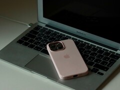 Een iPhone die op het toetsenbord van een open MacBook Air ligt