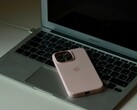 Een iPhone die op het toetsenbord van een open MacBook Air ligt
