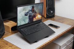 XMG Apex 17 (M25) op een bureau