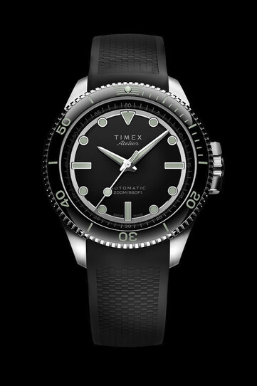 Het horloge is voorzien van een in Zwitserland vervaardigd Landeron 24 GMT automatisch uurwerk met datumweergave en een gangreserve van 40 uur.