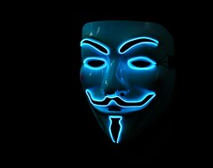 Een &quot;Anonymous&quot;-masker, internationaal geaccepteerd als het symbool van hackers (Afbeelding bron: Robert Stump, via Unsplash)