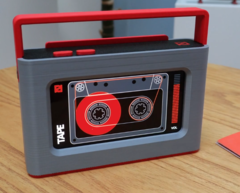 Het ontwerp voor de NFC cassettespeler (afbeelding) werd gemodelleerd in Rhino 3D en geprint op een Bambu Labs P1S. (Afbeeldingsbron: u/bharms27 via r/3Dprinting)