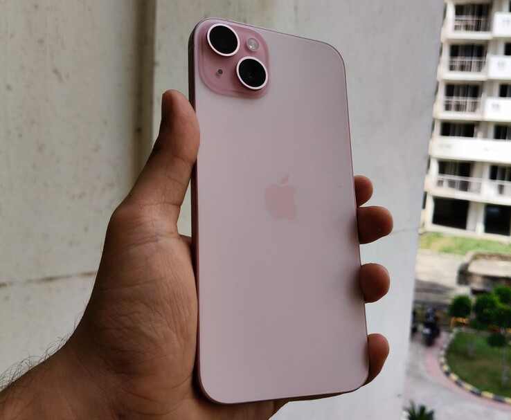 Apple iPhone 15 Plus in roze kleur in de hand tijdens hands-on buiten (Foto bron: Anmol Dubey)
