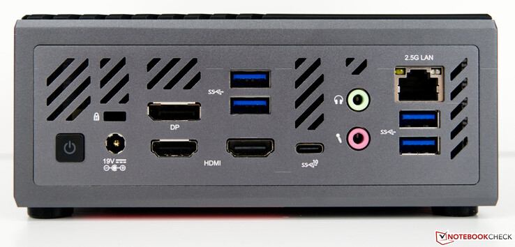 Achterkant: Kensington-slot, voeding, HDMI, 2x DisplayPort, 4x USB 3.2 Type A, 1x USB 3.2 Type C, 3,5mm Klinke (Headset en Microfoon), RJ45 2.5G