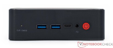 Voorkant: 2x USB 3.2 type A, USB type C, voeding aan