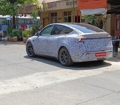 Een gecamoufleerde Tesla Model Y gespot in India in aanloop naar de lancering (bron: shameelck op Reddit)