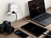 De nieuwe Smart Plug Outlet Extender (foto) van Govee heeft een ingebouwd nachtlampje. (Afbeeldingsbron: Govee)