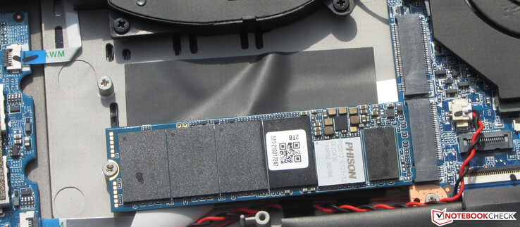 De notebook biedt ruimte voor twee NVMe SSD's.