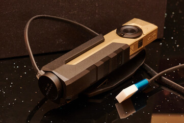 ... en op het holster. (Afbeeldingsbron: Andreas Sebayang/Notebookcheck.com)