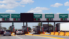 Tesla&#039;s dedicated lane crossing aan de Mexicaanse kant (beeld: Corporation for the Development of the Border Zone of Nuevo León/Bloomberg)