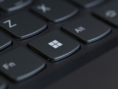 Close-up van een toetsenbord waarbij de Windows-toets in beeld staat